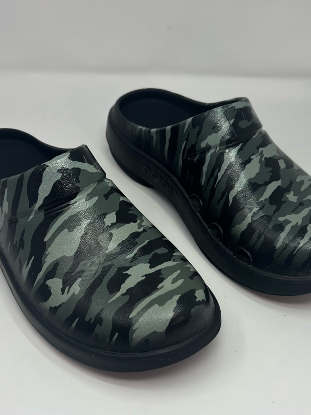 Oofos Ooclog Camo Green Black Size 8 EU 39 Slip On Recovery Slip On Clogs